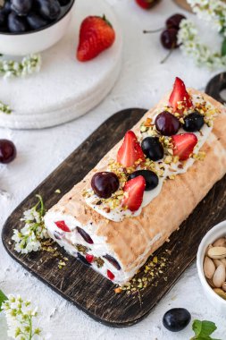 Taze şam fıstıklı pralin üzümü, krem şanti ve krem peynirli krema. Yaz tatlısı