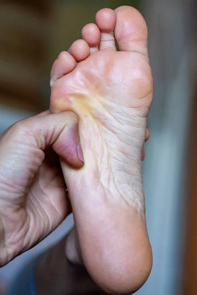 Young girls toes are healthy and beautiful. — Stock Photo, Image