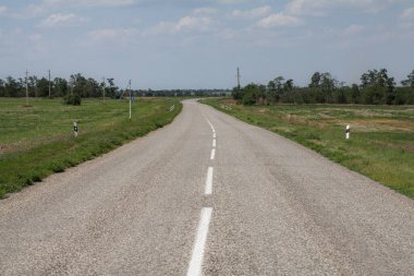 Dağa giden düz asfalt yolda