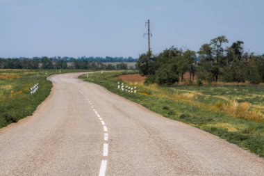 Dağa giden düz asfalt yolda