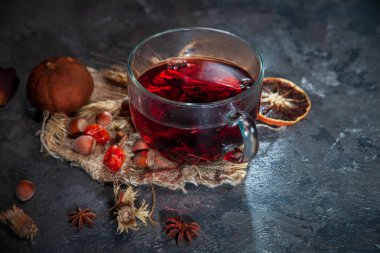 Cam bardakta Red Hot Hibiscus çayı