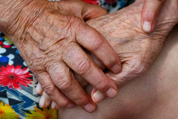 上了年纪的夫妻以爱牵着手 祖父母互相牵着手 养老院的退休人员很无聊 — 图库照片