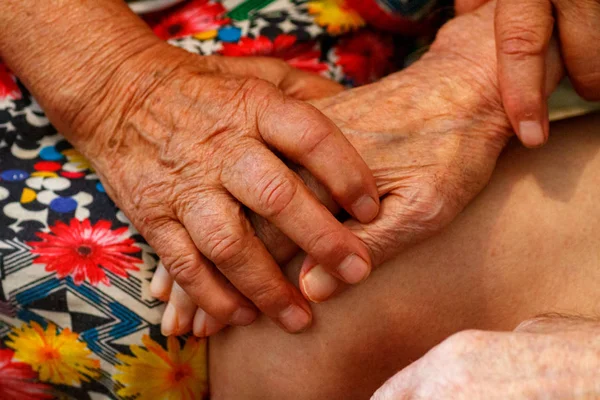 Mãos juntas sobre um velho povo — Fotografia de Stock