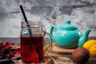 Cam bardakta Red Hot Hibiscus çayı