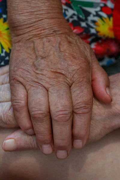 Envelhecimento velha mulher sênior mãos pele enrugada — Fotografia de Stock