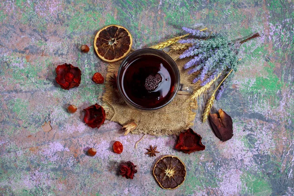 Chá Hibiscus Quente Vermelho Uma Caneca Vidro Uma Mesa Madeira — Fotografia de Stock