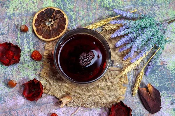 Red Hot Hibiscus Tea Egy Üveg Bögre Egy Asztal Között — Stock Fotó