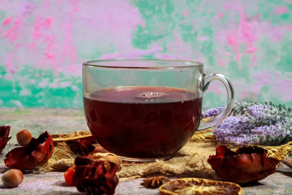 Chá Hibiscus Quente Vermelho Uma Caneca Vidro Uma Mesa Madeira — Fotografia de Stock