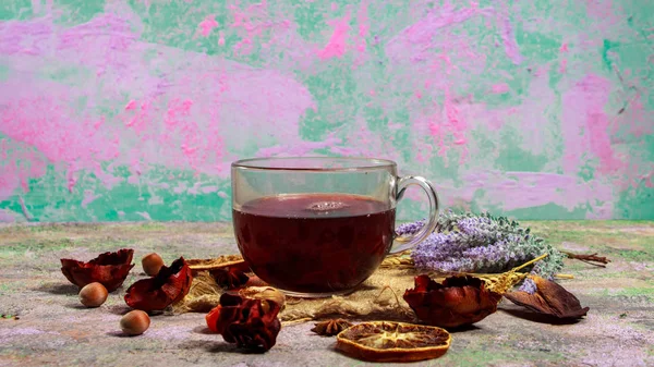 Red Hot Hibiscus Tea Egy Üveg Bögre Egy Asztal Között — Stock Fotó