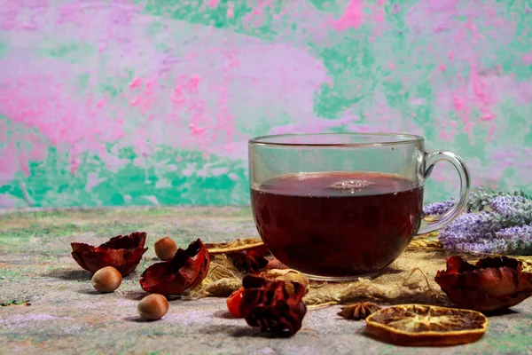 Chá Hibiscus Quente Vermelho Uma Caneca Vidro Uma Mesa Madeira — Fotografia de Stock