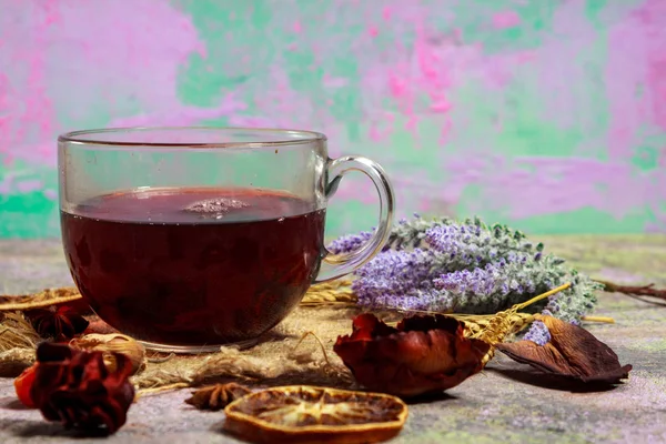 Chá Hibiscus Quente Vermelho Uma Caneca Vidro Uma Mesa Madeira — Fotografia de Stock