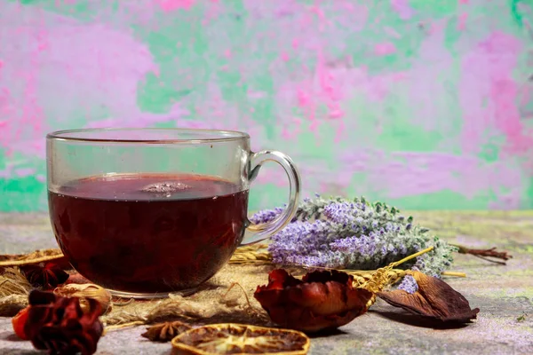 Chá Hibiscus Quente Vermelho Uma Caneca Vidro Uma Mesa Madeira — Fotografia de Stock