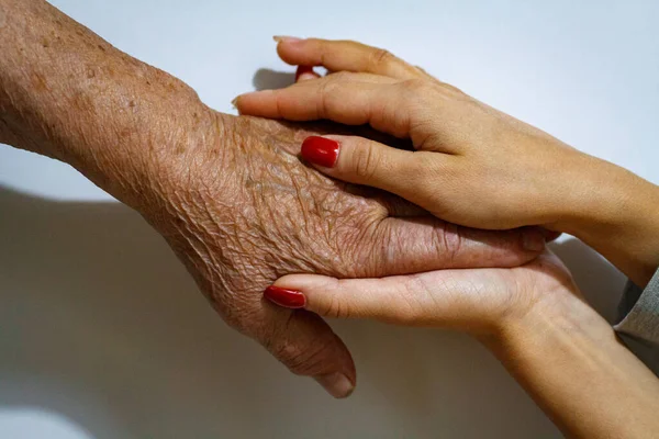 Uma Avó Idosa Uma Jovem Dão Mãos Apoio Aos Idosos — Fotografia de Stock