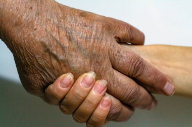 Yaşlı yaşlı kadın elleri buruşuk cilt