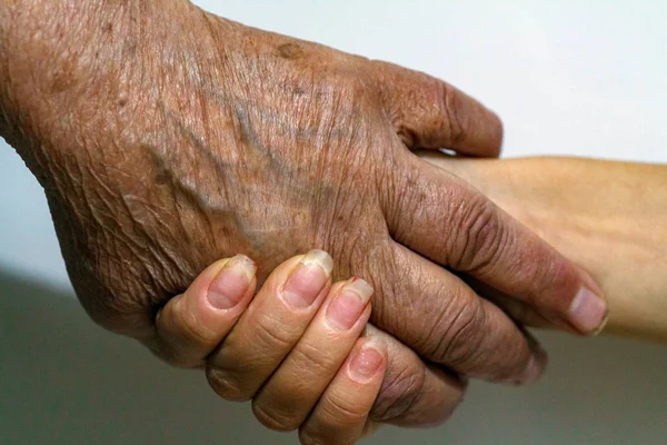 Åldrande äldre kvinna händer rynkig hud — Stockfoto