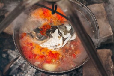 Ateşte balık çorbası