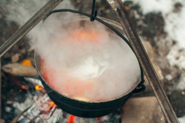 Ateşte balık çorbası