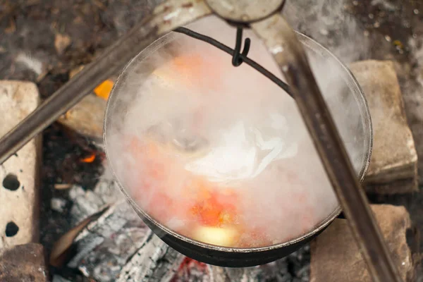 Рыбный суп в огне — стоковое фото