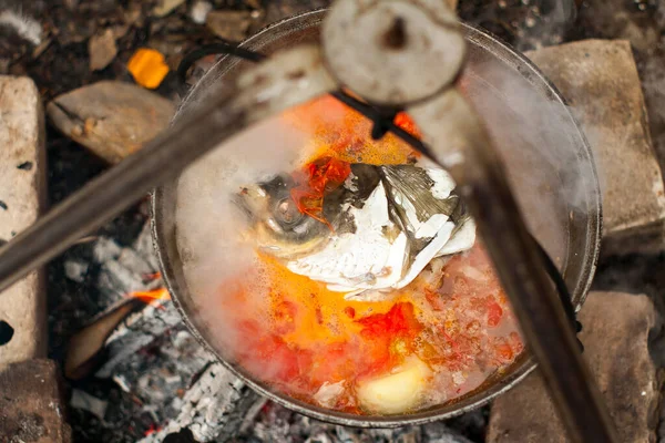 Rybí polévka na ohni — Stock fotografie