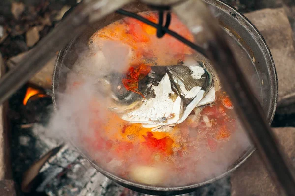 Sopa de pescado en el fuego — Foto de Stock