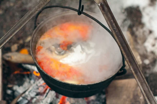 Rybí polévka na ohni — Stock fotografie