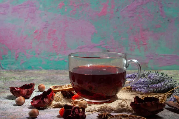 Chá Hibiscus quente vermelho em uma caneca de vidro — Fotografia de Stock