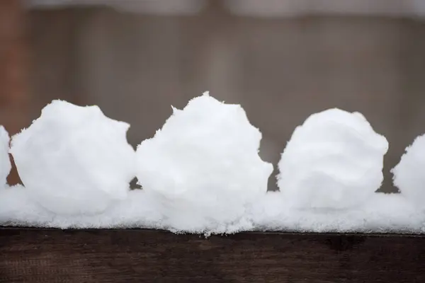 Vraies boules de neige avec leurs mains — Photo