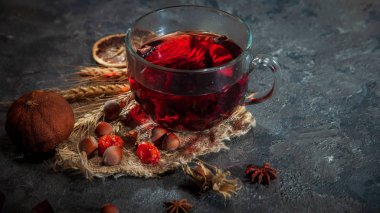 Cam bardakta Red Hot Hibiscus çayı