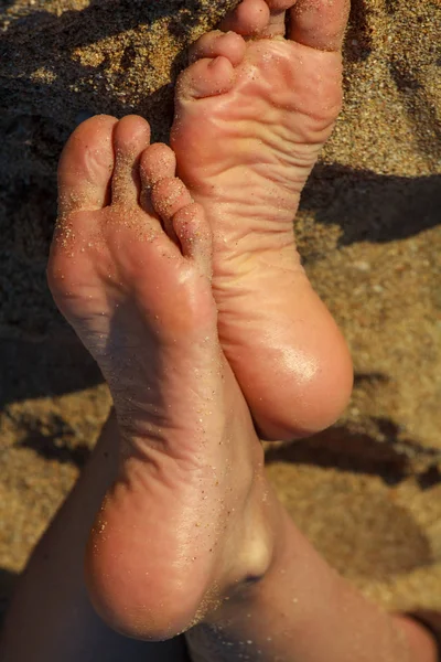 Jong meisje tenen zijn gezond en mooi. — Stockfoto