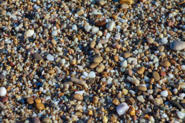 sahilde deniz çakıl renkli granit