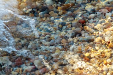 sahilde deniz çakıl renkli granit