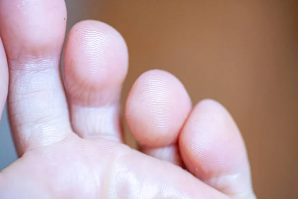 Degetele de la picioare ale fetei tinere sunt sănătoase și frumoase . — Fotografie, imagine de stoc