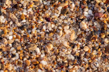 sahilde deniz çakıl renkli granit