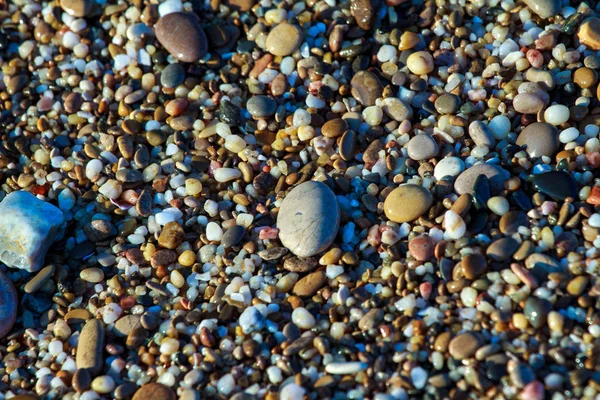Guijarros de mar de granito de color en la playa —  Fotos de Stock