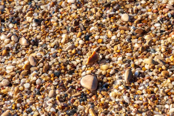 Zee kiezels gekleurde graniet op het strand — Stockfoto