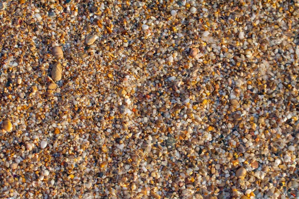 Ciottoli di mare granito colorato sulla spiaggia — Foto Stock