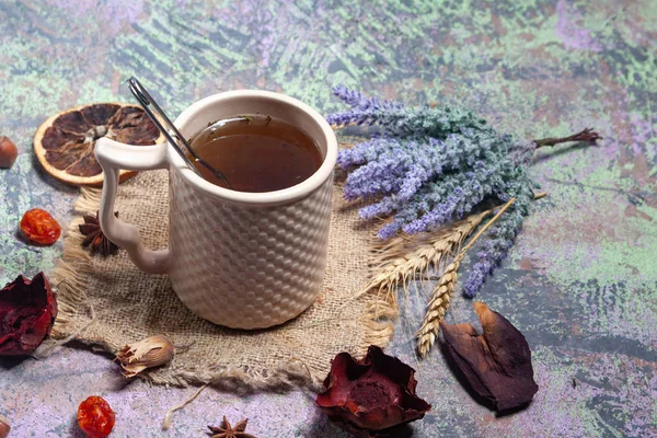 Chá Hibiscus quente vermelho em uma caneca de vidro — Fotografia de Stock