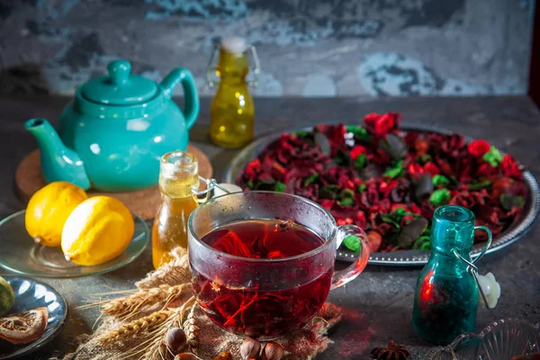 Чай Red Hot Hibiscus в стеклянной кружке — стоковое фото