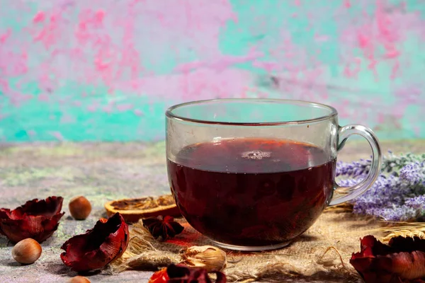 Vörös Forró Hibiszkusz tea egy üvegbögrében — Stock Fotó