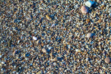 sahilde deniz çakıl renkli granit