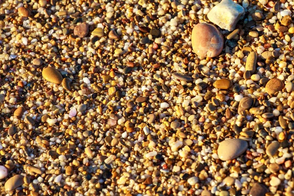 Galets de mer granit coloré sur la plage — Photo