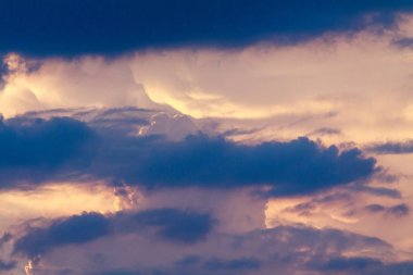 Gün batımında gökyüzü ve bulutlar