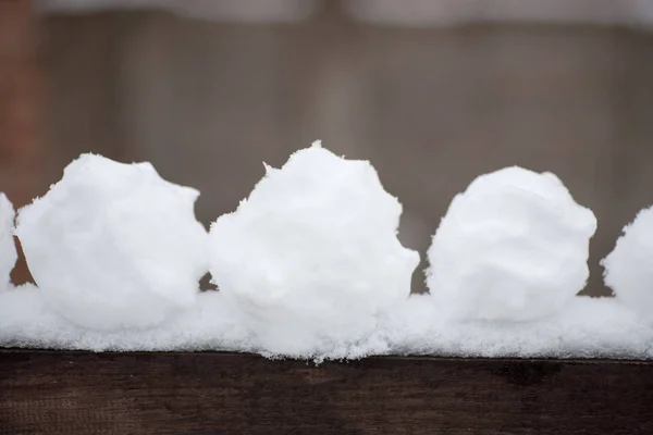 Vere palle di neve con le mani — Foto Stock