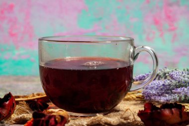 Cam bardakta Red Hot Hibiscus çayı