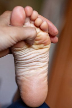 Genç kızların parmakları sağlıklı ve güzeldir..