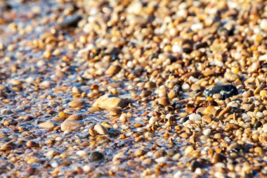 sahilde deniz çakıl renkli granit