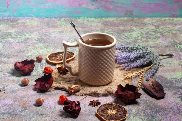 Chá Hibiscus quente vermelho em uma caneca de vidro — Fotografia de Stock