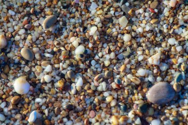 sahilde deniz çakıl renkli granit