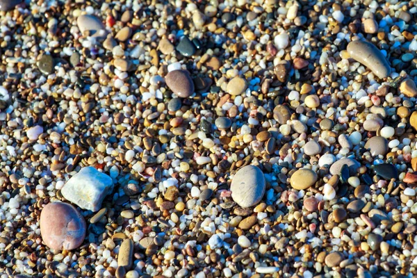 Ciottoli di mare granito colorato sulla spiaggia — Foto Stock