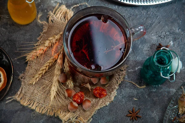 Chá Hibiscus quente vermelho em uma caneca de vidro — Fotografia de Stock